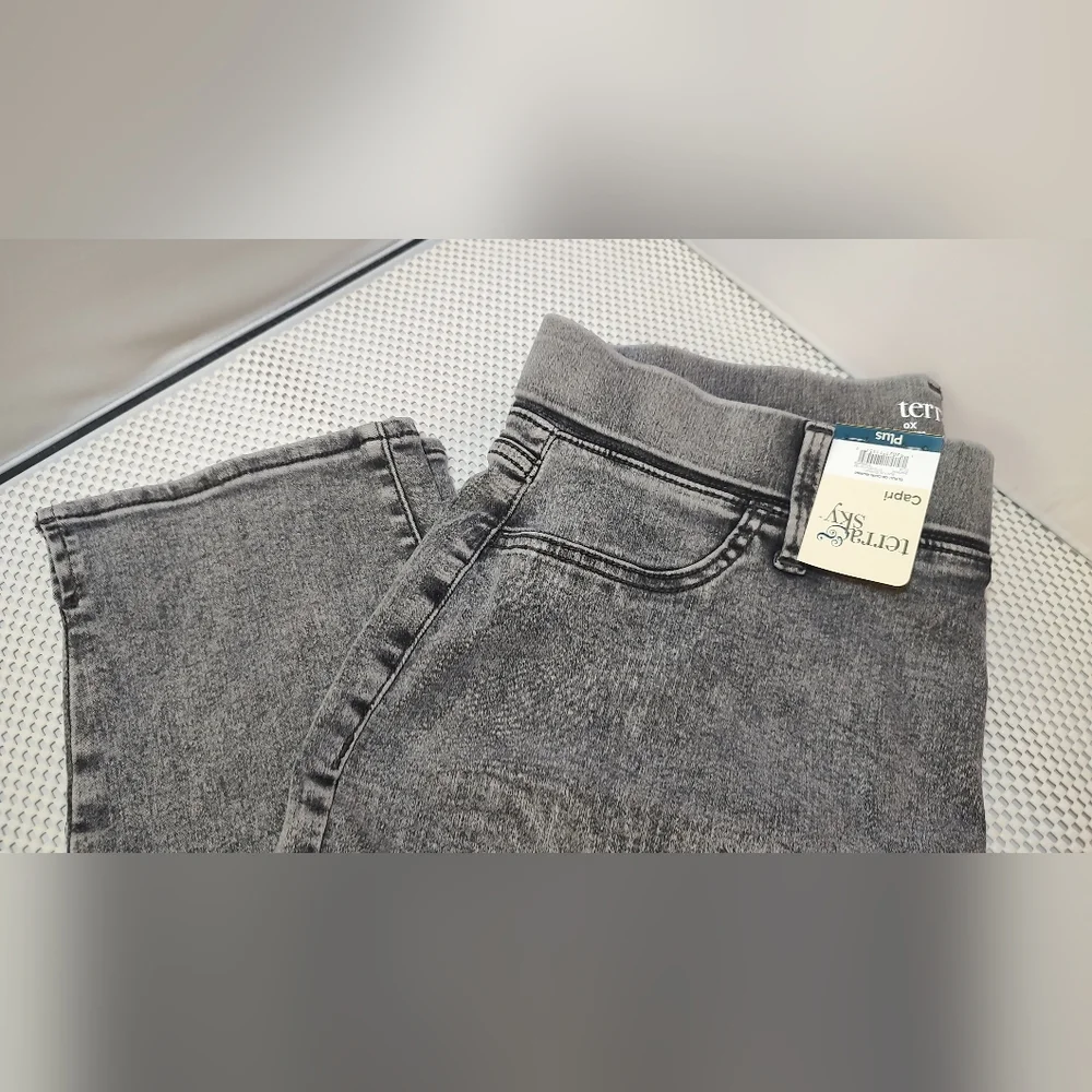 Terra & Sky Women's Plus Size 0X (14W) Pull-On Capri Jeggings Black Acid Wash - Picture 5 of 5